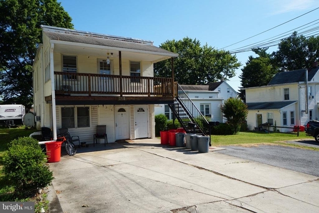 215 W Summit Street - Photo 1
