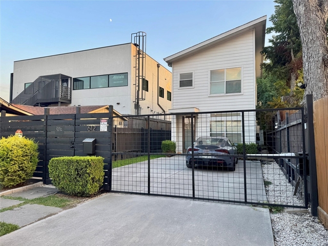 612 E 29th Street - Photo 1