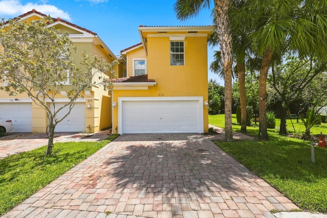 813 Pipers Cay Drive - Photo 1