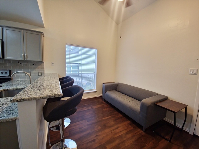 2313 Longview St - Photo 1