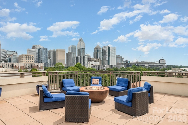 718 W Trade Street - Photo 1