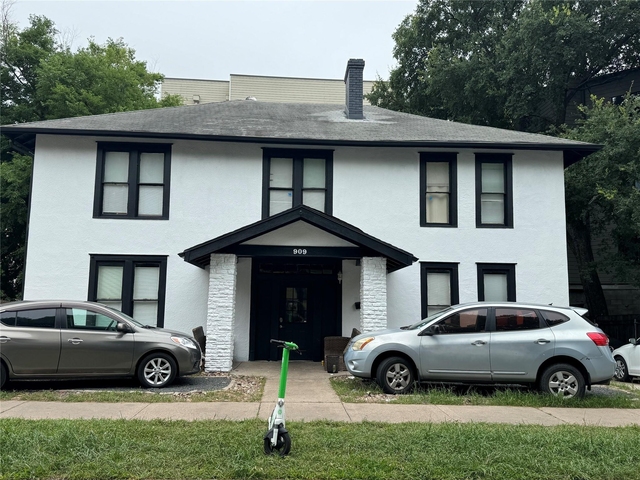 909 W 22nd St - Photo 1