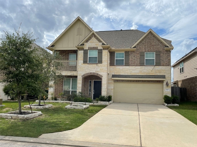 627 Oak Circle Drive E - Photo 1