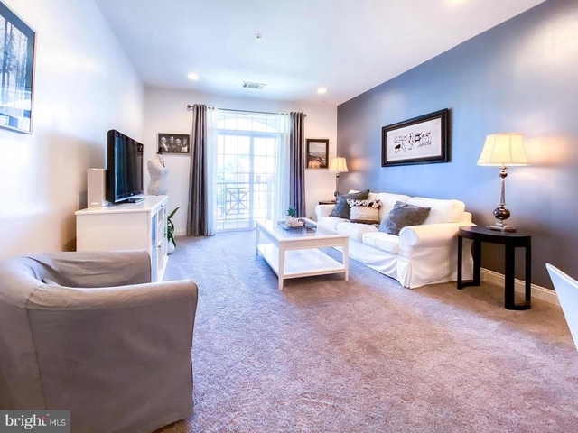 300 W Elm Street - Photo 1
