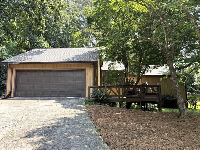 1302 Colony Dr - Photo 1