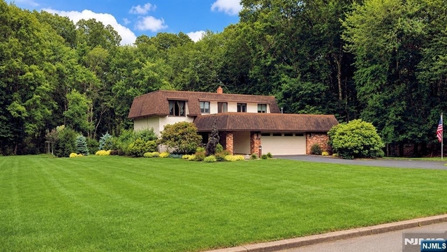 359 Hillview - Photo 1