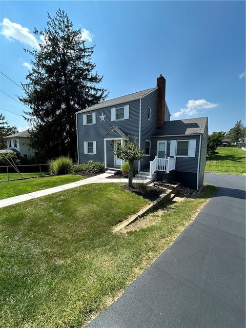 1061 Park Ave - Photo 1