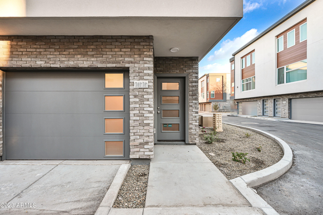1023 W 5th Street - Photo 1