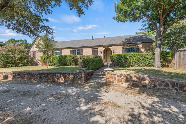 620 Oakwood Lane - Photo 1