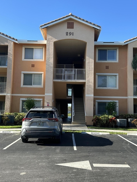 291 Sw Palm Drive - Photo 1