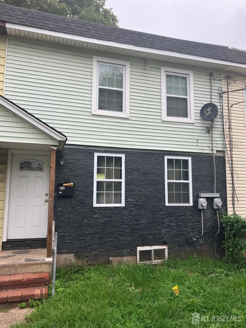 810 E Hazelwood Avenue - Photo 1