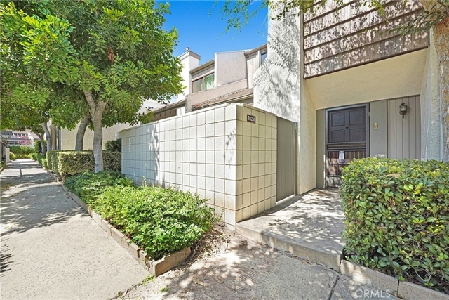 582 W Huntington Dr - Photo 1