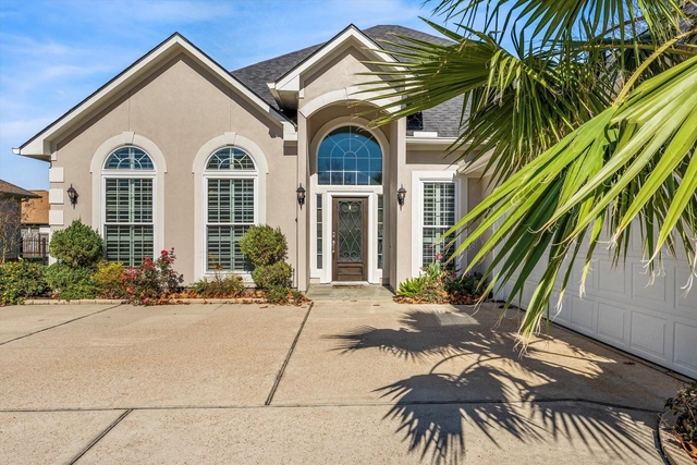 98 Victoria Drive W - Photo 1