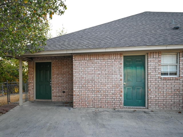 606 N Sewell Drive - Photo 1