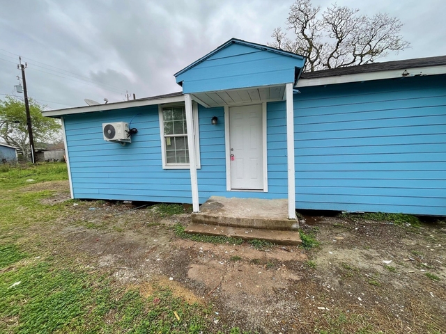 1014 W 5th Street - Photo 1