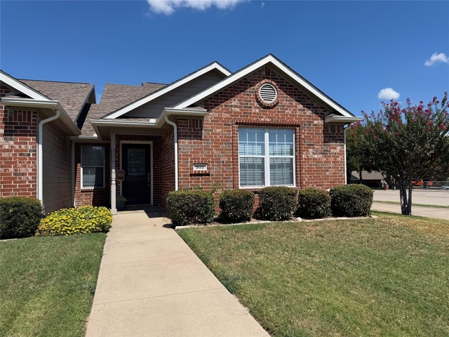 502 Oakridge Drive - Photo 1