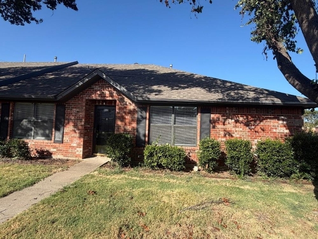 910 Austin - Photo 1