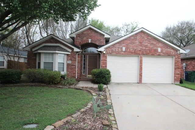 2920 Coventry Ln - Photo 1