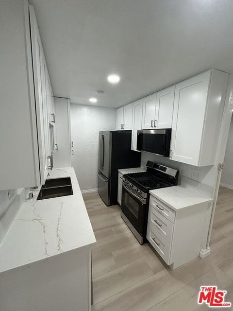 735 W Milford Street - Photo 1