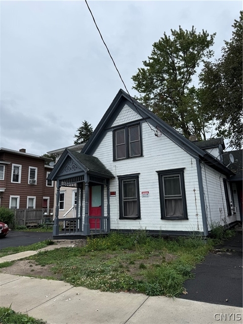 708 E Laurel Street - Photo 1
