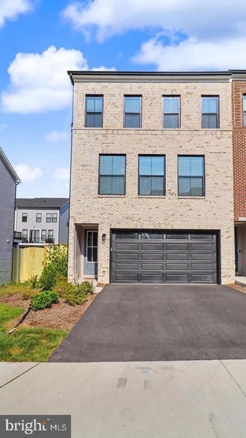 43595 Farringdon Square - Photo 1
