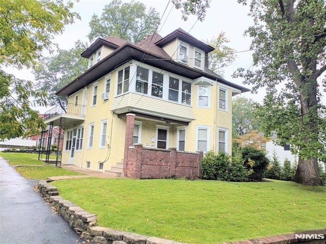 438 Van Dyke - Photo 1