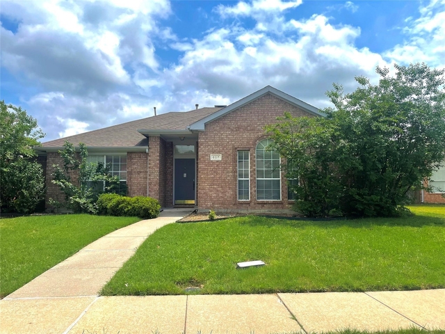807 Aylesbury Drive - Photo 1