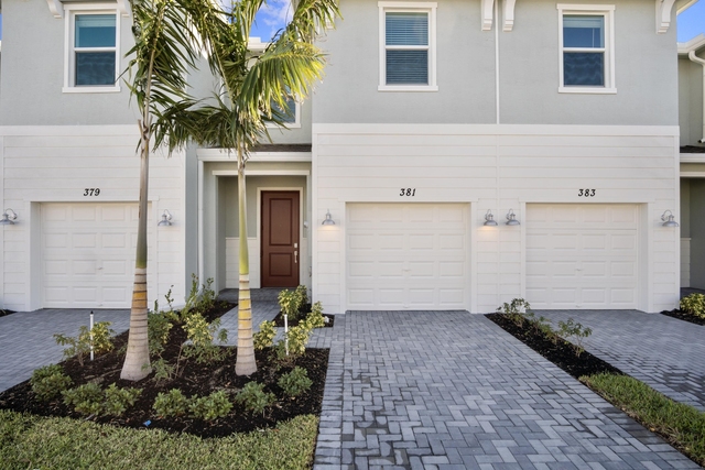 381 Se Crossoak Lane - Photo 1