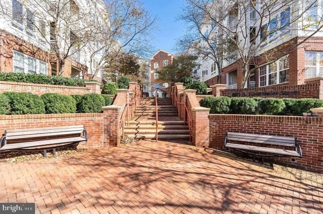 801 S Greenbrier Street - Photo 1