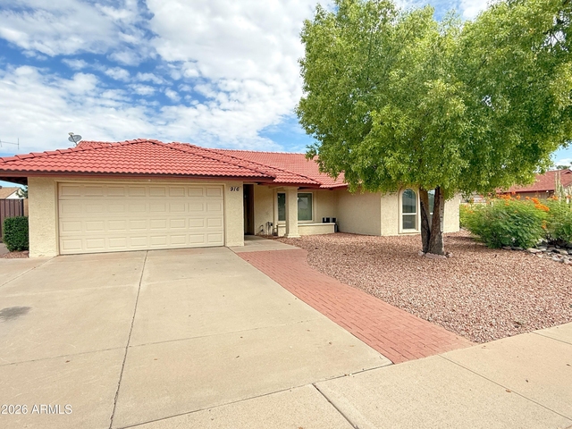 916 W Strahan Drive - Photo 1