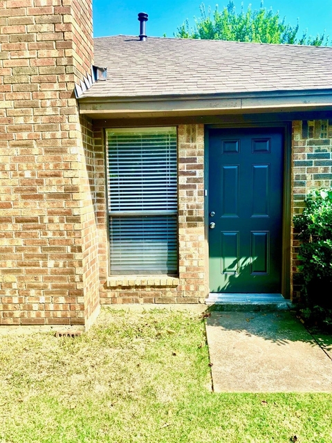 2305 Kingsford Court - Photo 1