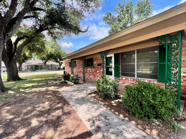 606 N Overlook Drive - Photo 1
