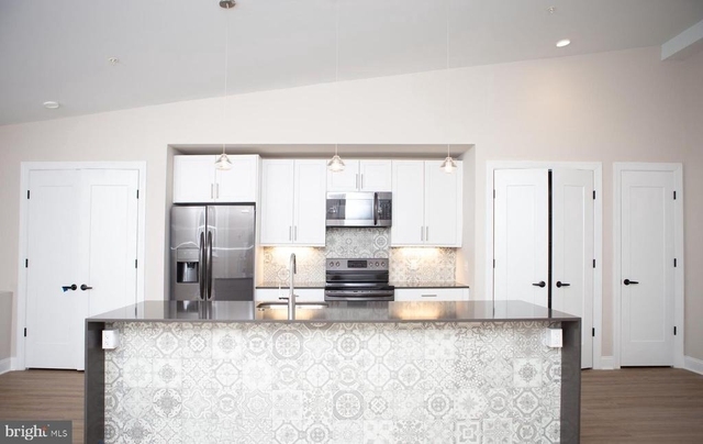 216 W 9th Street - Photo 1