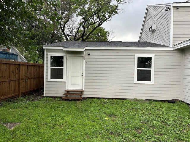 1405 Miles Street - Photo 1