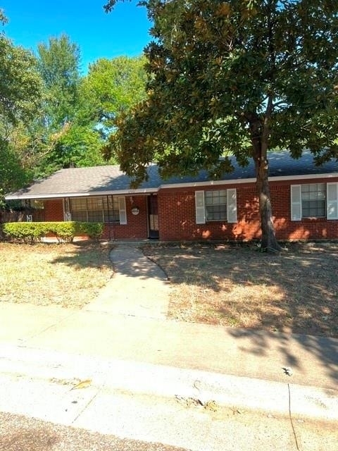 2501 White Oak Lane - Photo 1