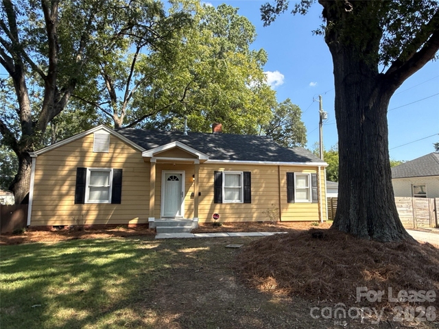 817 Everett Place - Photo 1