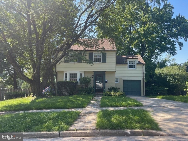 819 Fairway - Photo 1
