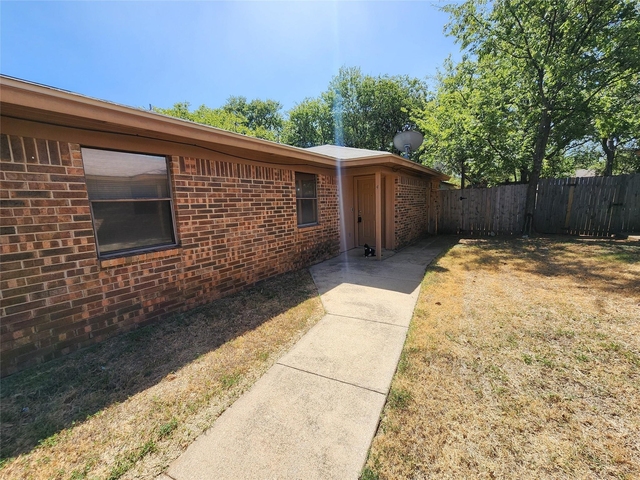 617 Race Street - Photo 1