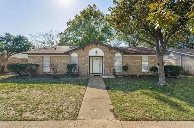 1606 Travis Street - Photo 1