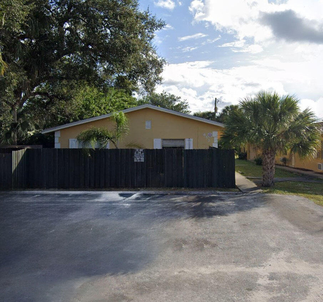 652 Sw 16th Avenue - Photo 1