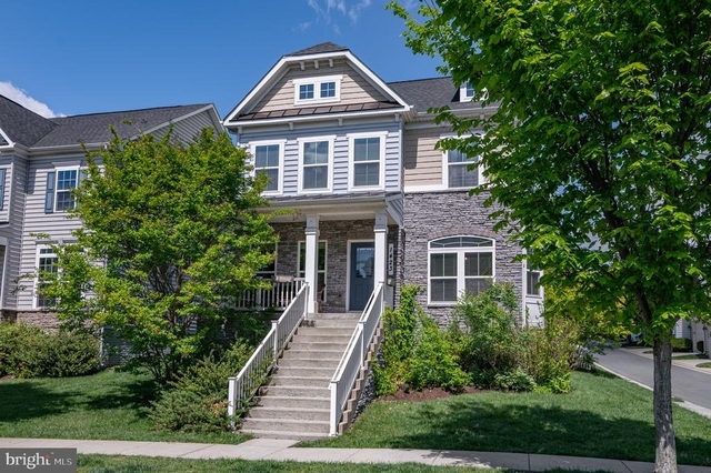 1423 Village Green Way - Photo 1