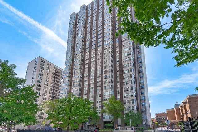 525 W Hawthorne Place - Photo 1