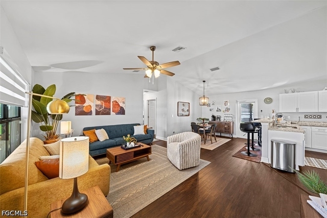522 Ne Van Loon Lane - Photo 1