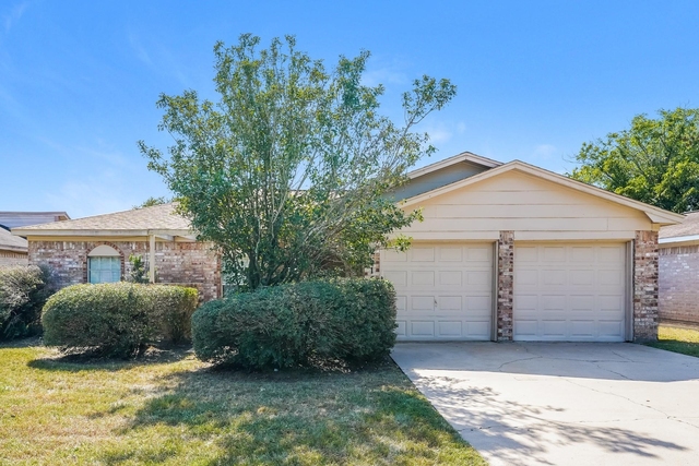 2515 Village Circle Drive - Photo 1