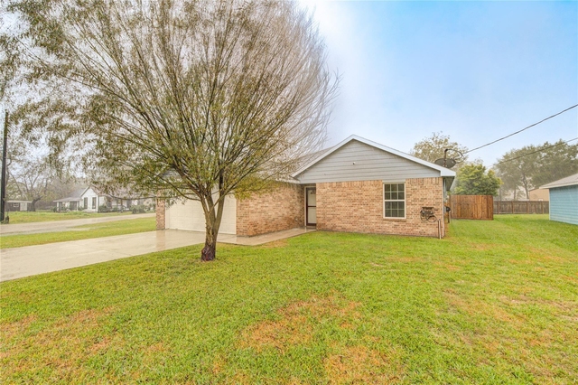 503 W Linney Street - Photo 1