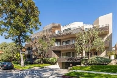 412 N Kenwood Street - Photo 1