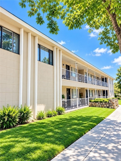 315 E 8th Street - Photo 1