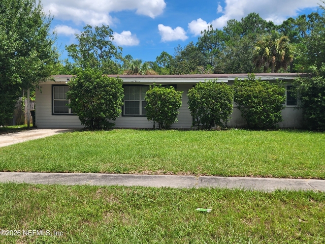1721 Hawaii Drive E - Photo 1