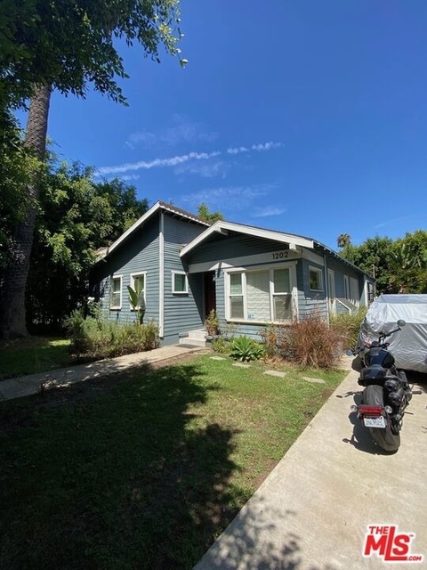 1202 N Poinsettia Place - Photo 1