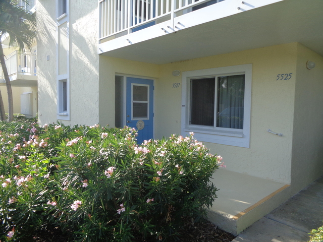 5527 Ne Gulfstream Way - Photo 1